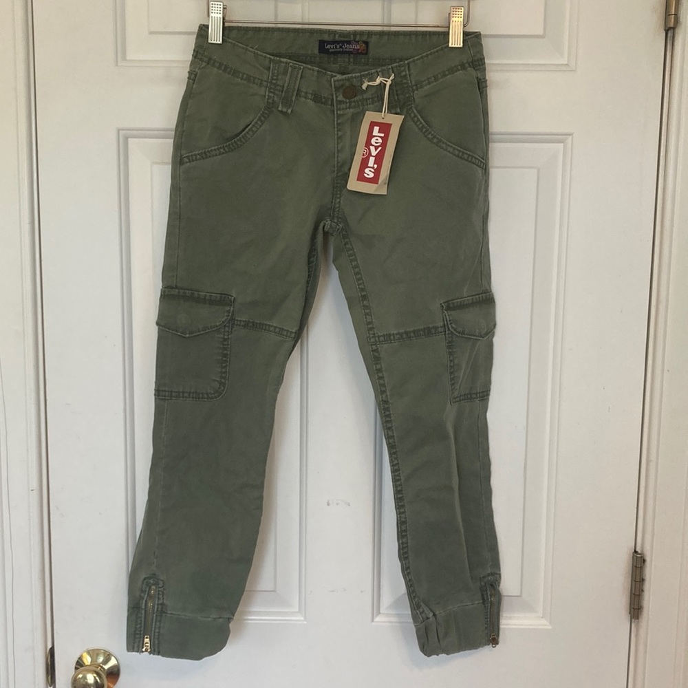 NWT Levi’s cropped quarter length cargo pants capris